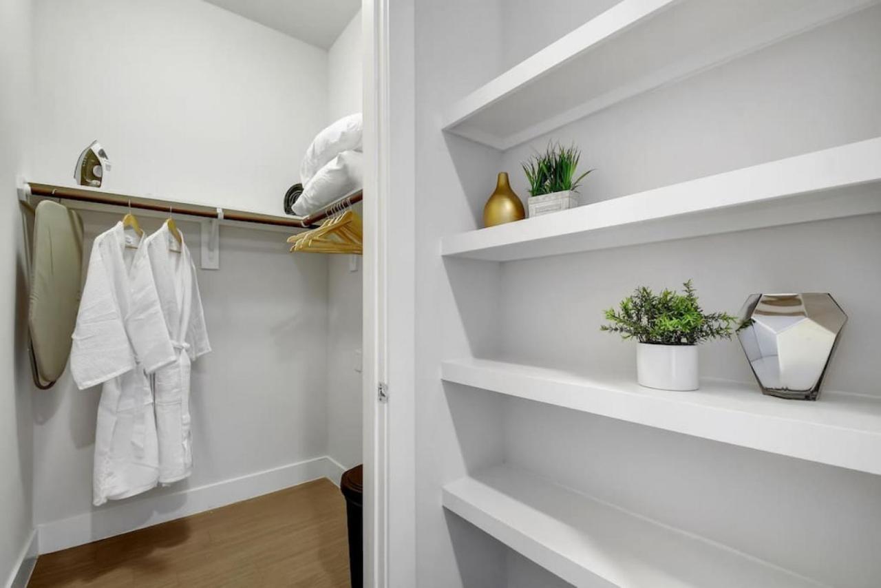 Elegant Modern Mins From Riverwalk