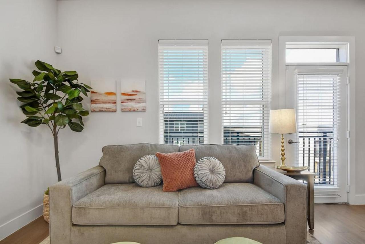 Elegant Modern Mins From Riverwalk Apartment