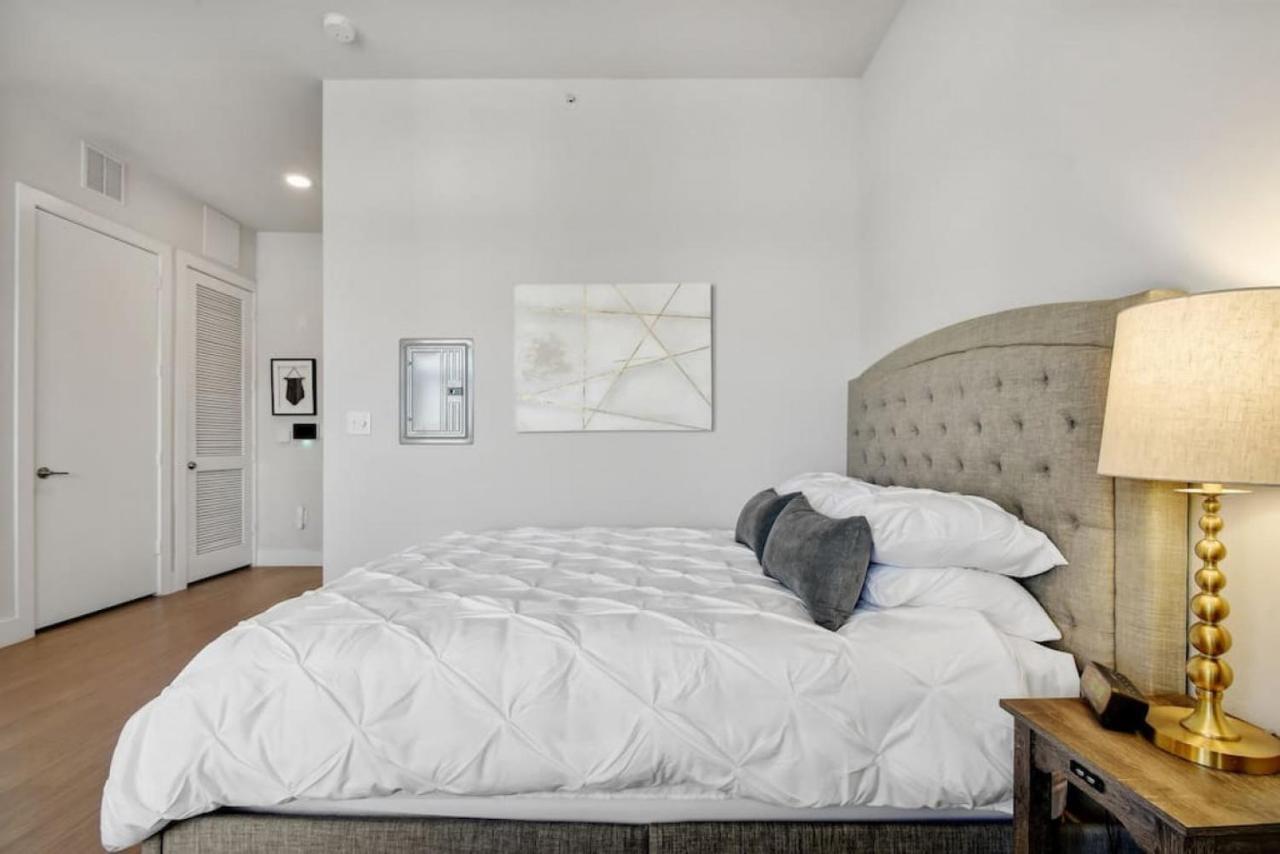 Elegant Modern Mins From Riverwalk *