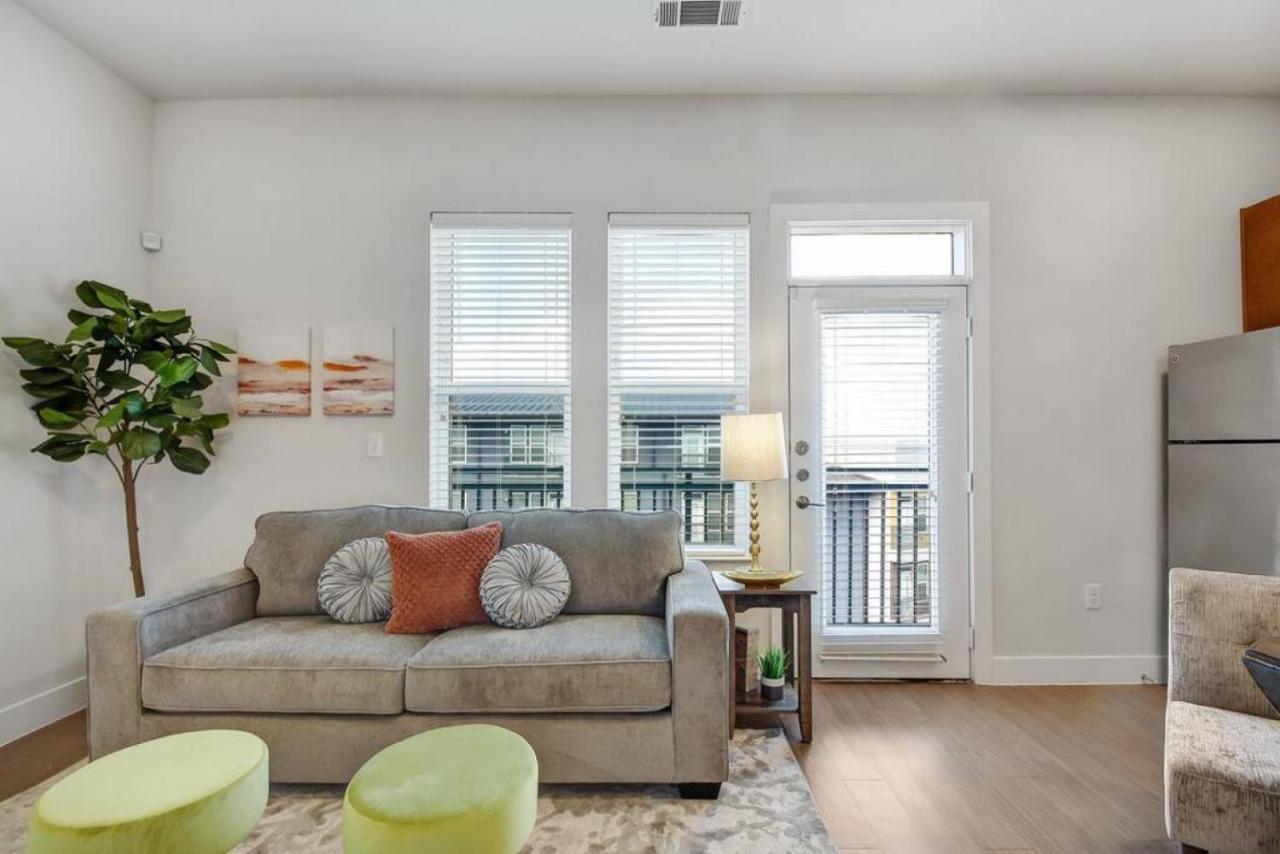 Elegant Modern Mins From Riverwalk Apartment