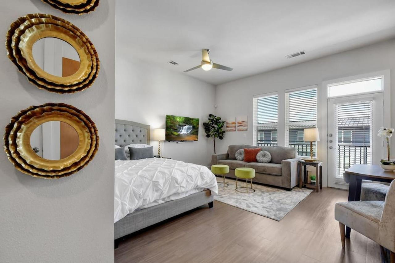 Elegant Modern Mins From Riverwalk Apartment