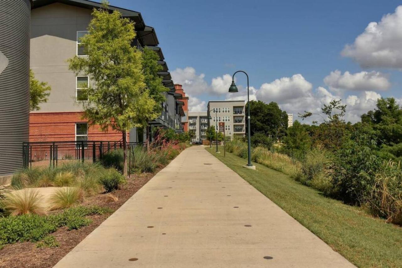 Elegant Modern Mins From Riverwalk