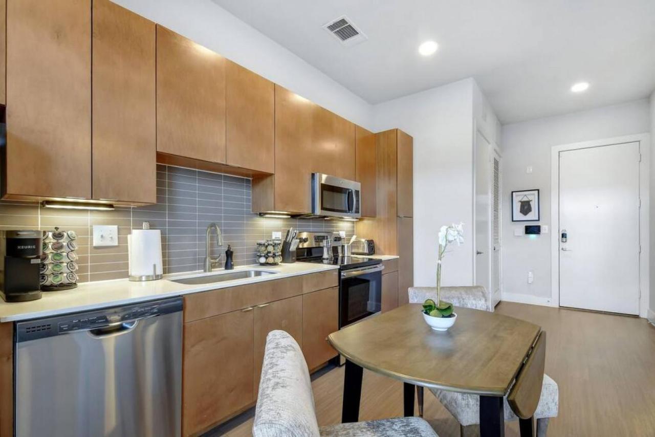 Elegant Modern Mins From Riverwalk Apartment *